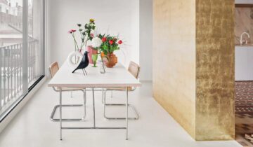 Gold-leaf wall divides Barcelona apartment by Raúl Sánchez Architects