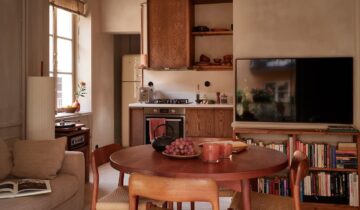 Tiny flat with limewash walls and a dark oak kitchen