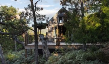 A Rustic Surfer’s Cabin Above Roaring Beach, Tasmania