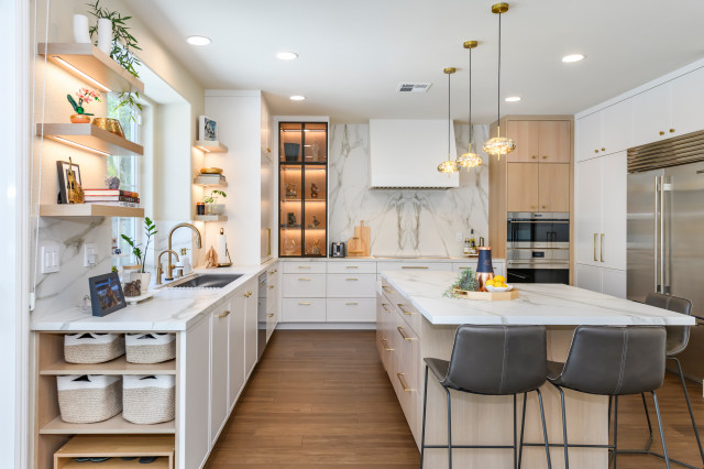 Kitchen of the Week: Ready to Entertain in Wood-and-Blue Style