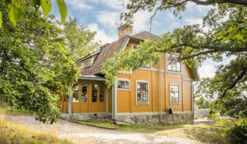 Touring a 1909 Lakeside Cottage