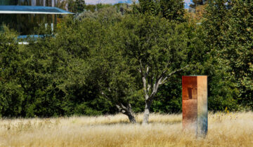 Sabine Marcelis unveils mirrored obelisk at Apple Park
