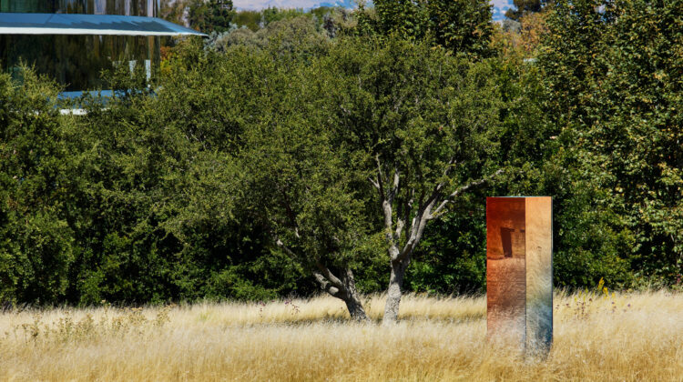 Sabine Marcelis unveils mirrored obelisk at Apple Park